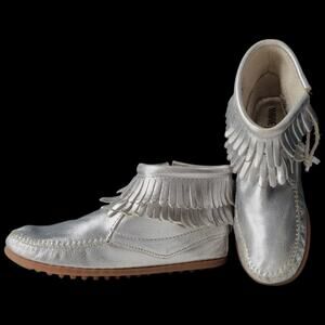 NEW Minnetonka Metallic Silver Real Leather Fringed MOCCASINS Women's 5 Kids 3.5